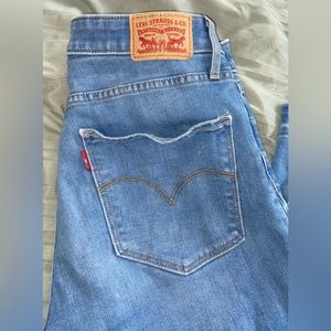 Levi’s distressed skinny jeans